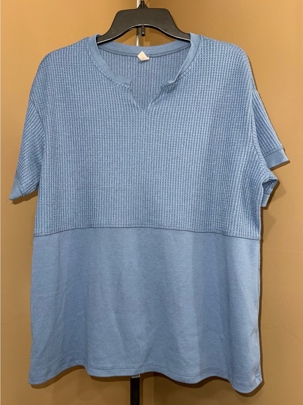 SHEWIN Light Blue Waffle Knit Short Sleeve Tee. Size Large.